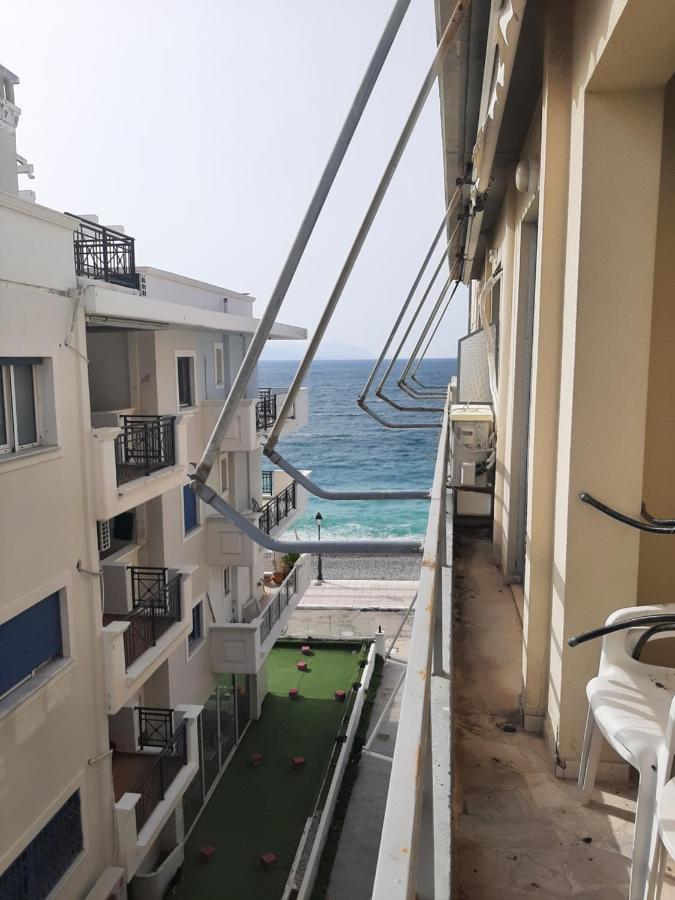Comfortable Beachfront Apartment Loutráki Dış mekan fotoğraf